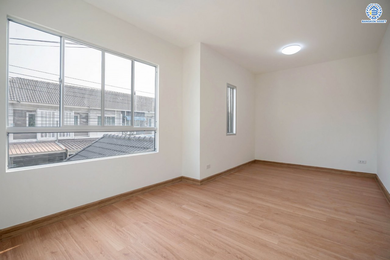 บ้านมือสองตกแต่งใหม่ โครงการ พฤกษาวิลล์63/1 นครอินทร์-พระราม5 หลังมุม สภาพแวดล้อมดี เนื้อที่ 48.8 ตร.ว. ฟังก์ชัน 3 ห้องนอน 2 ห้องน้ำ ที่จอดรถ 1 คัน บนทำเลโซนเมือง! เดินทางสะดวก เข้า-ออกทาง ซอยวัดสังฆทาน ใกล้สะพานพระราม5 และรถไฟฟ้าสถานี "แยกติวานนท์"...